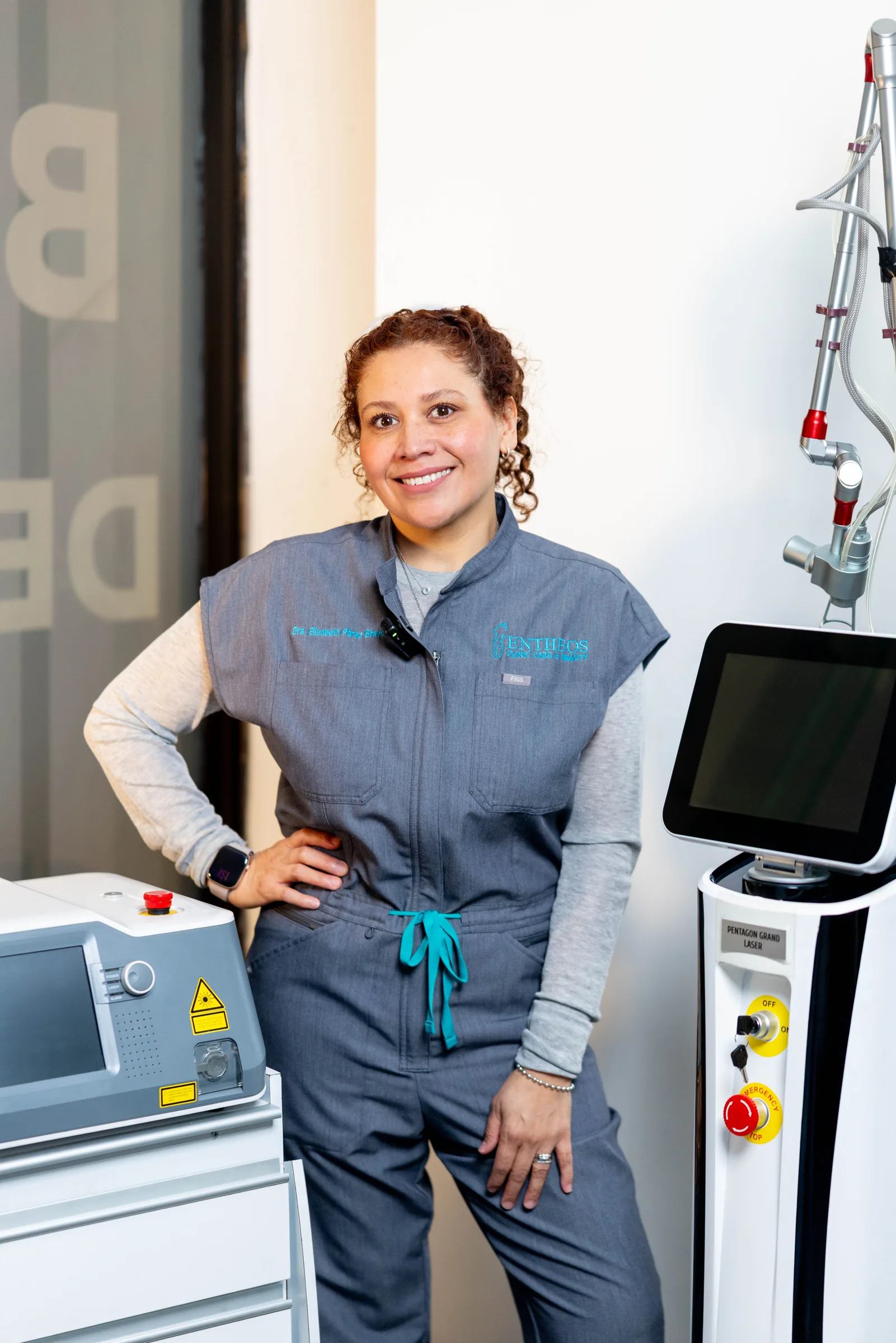 Dra. Claudia Elizabeth Pérez Bravo en cabina de tratamiento, junto al equipo láser