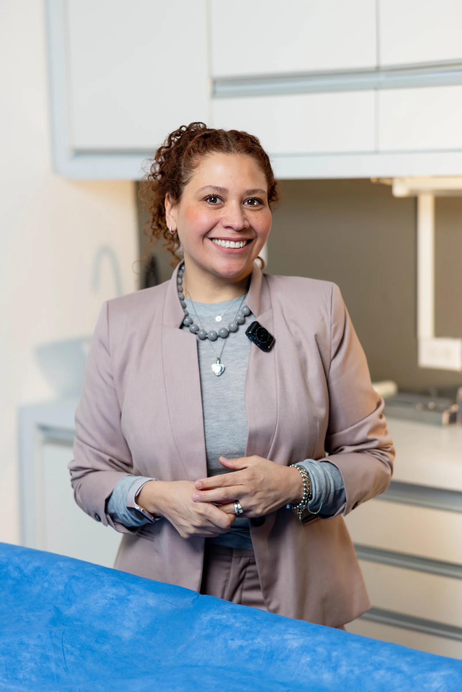 Dra. Claudia Elizabeth Pérez Bravo en el consultorio de Entheos Clinic