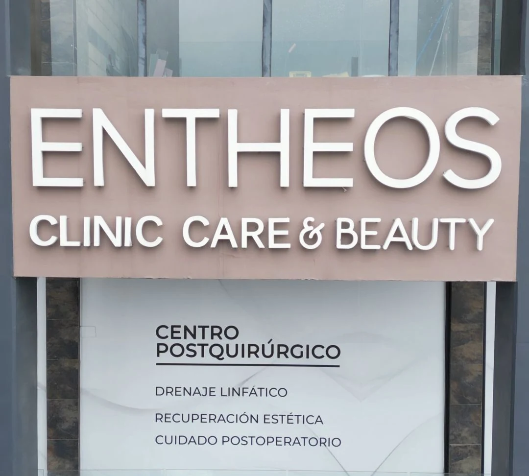 Fachada de Entheos Clinic Care & Beauty en Plaza Aléna Sur, con el letrero del centro postquirúrgico